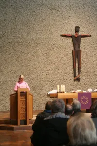 Quelle: Felix Lohrer Die amtierende Kirchenälteste Anna Kerkgers begrüßt die Gemeinde zum Gottesdienst.