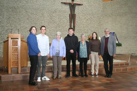 Quelle: Felix Lohrer Die gewählten Kirchengemeinderäte direkt nach der Bekanntgabe der Ergebnisse.